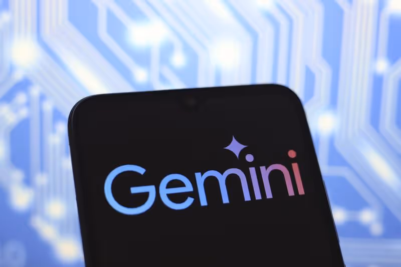 Logo de l’application Gemini affiché sur un smartphone, outil d’intelligence artificielle pour la navigation et le voyage.