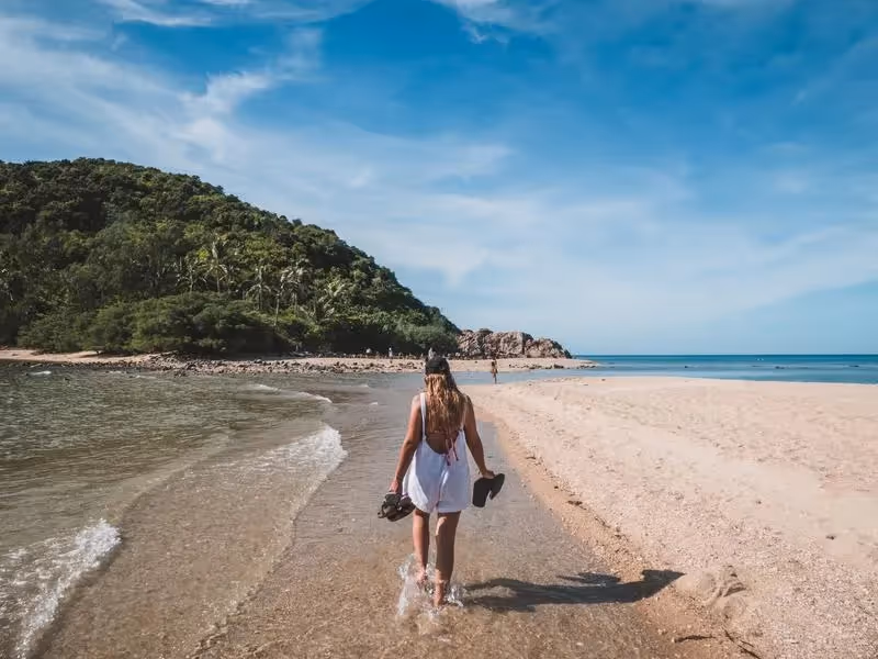 Plage de Thaïlande avec Maud marchant sur le sable