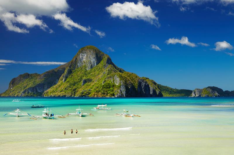 Plage d’El Nido aux Philippines avec bateaux traditionnels et mer turquoise
