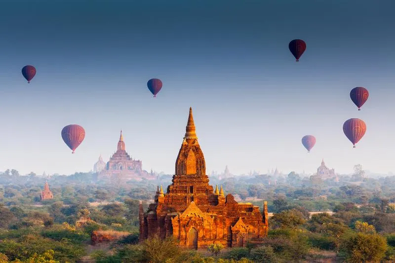 Montgolfières au lever du soleil sur les temples de Bagan au Myanmar
