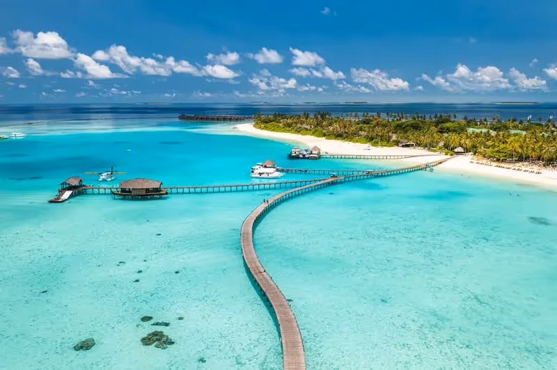 Plage paradisiaque et eau turquoise aux Maldives en février