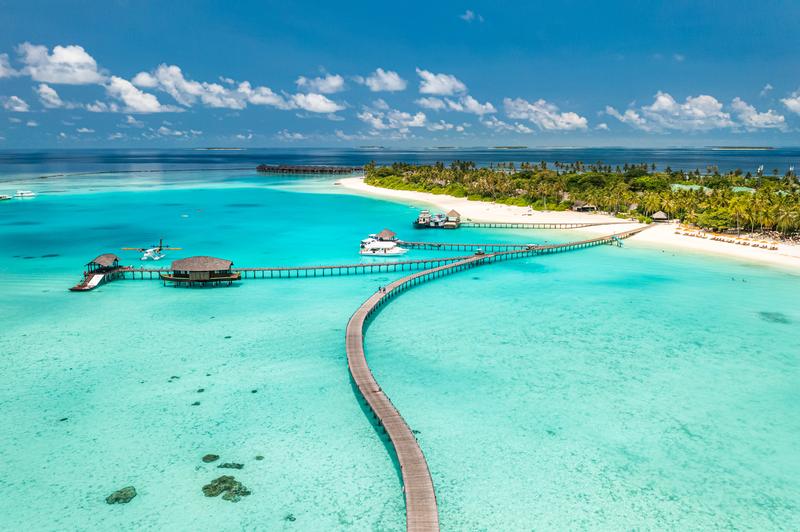 Plage paradisiaque et eau turquoise aux Maldives en février