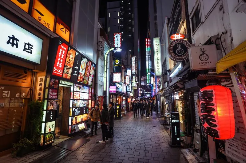 Rue animée de Tokyo de nuit avec enseignes lumineuses, Japon en février