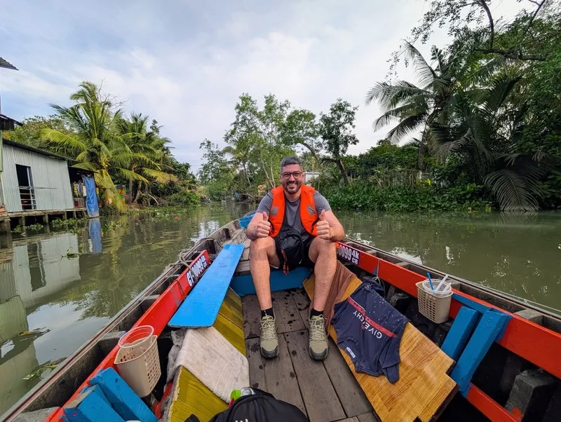 Cyril en balade en bateau sur un canal du delta du Mékong au Vietnam