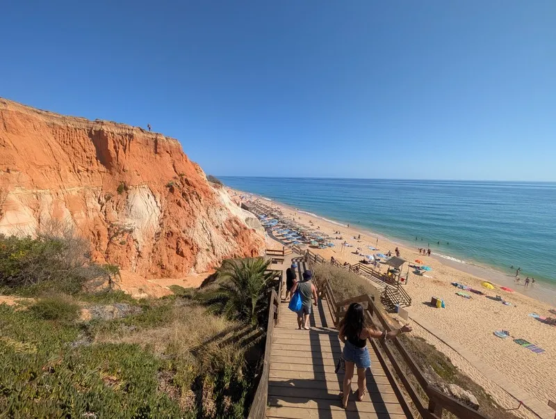 Vue sur la plage de Praia da Falésia et ses falaises rouges en Algarve, Portugal