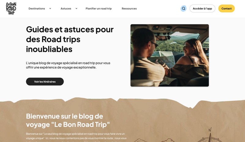 Page d’accueil du blog Le Bon Road Trip avec un couple regardant une carte en voiture.
