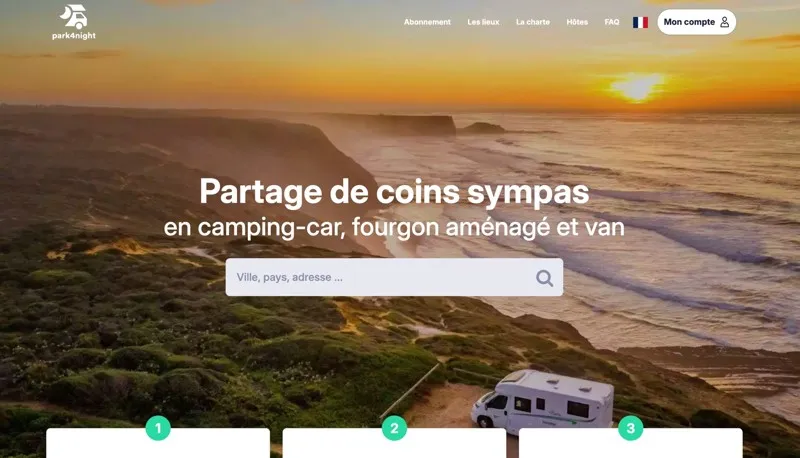Page d’accueil de Park4Night montrant un camping-car face à la mer au coucher du soleil.