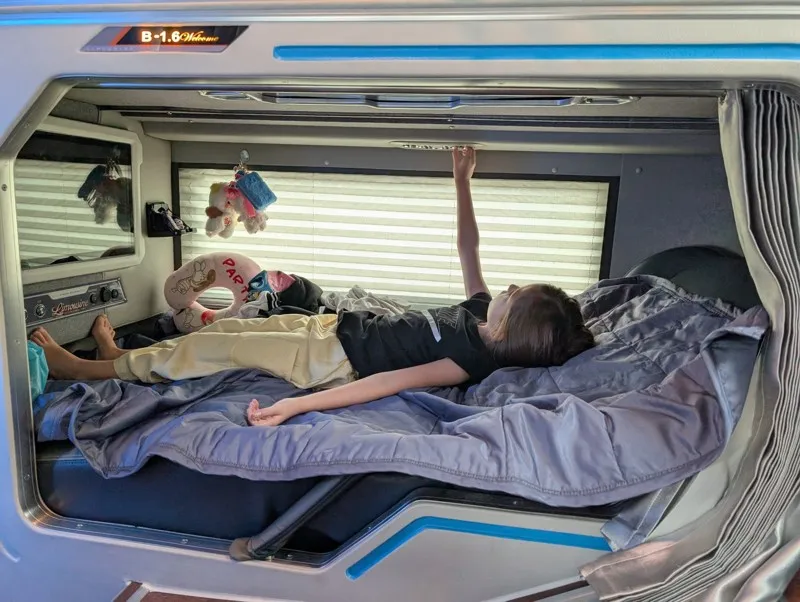 Anna dans un bus couchette au Vietnam, illustrant un trajet confortable en voyage en famille.