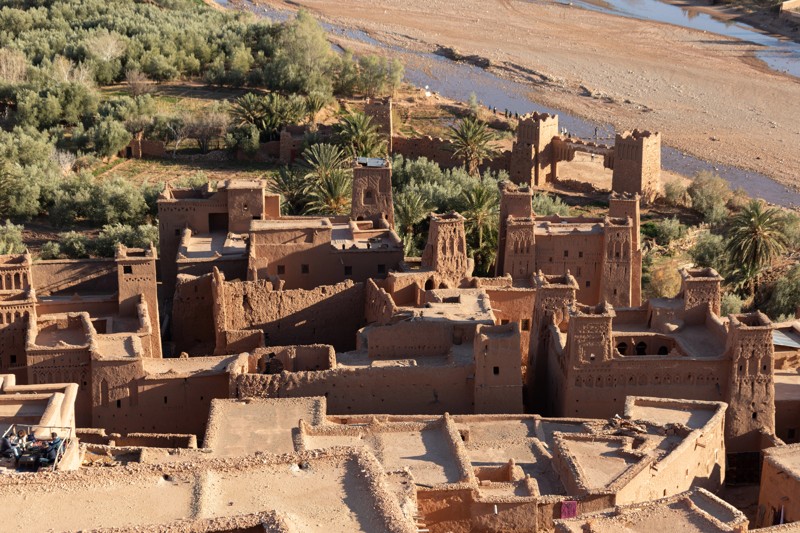 Kasbah d’Aït Ben Haddou vue depuis les hauteurs, site classé à l’UNESCO, Maroc.
