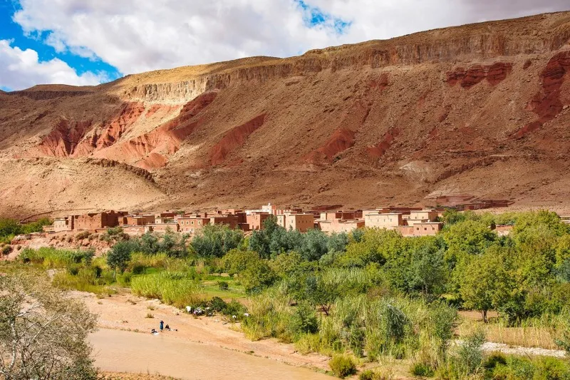 Village berbère au cœur de la vallée des Roses entouré de montagnes ocre, Maroc.