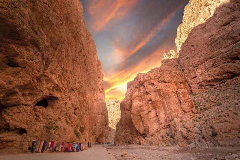 Vue impressionnante des gorges du Todgha au coucher du soleil, Maroc.