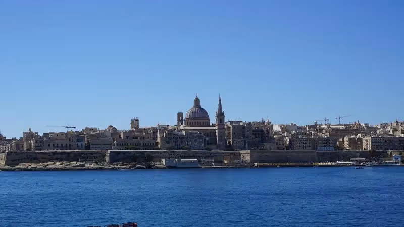 Vue panoramique de La Valette à Malte avec ses bâtiments historiques et le dôme emblématique, vue depuis la mer.