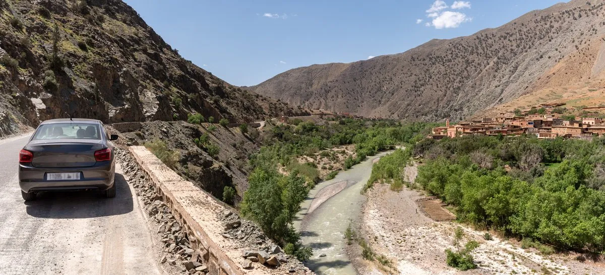 Une voiture sur les routes de l'atlas au Maroc