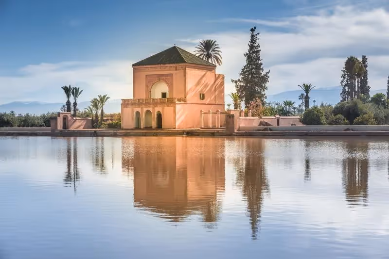 Pavillon reflété dans le bassin des Jardins de la Ménara