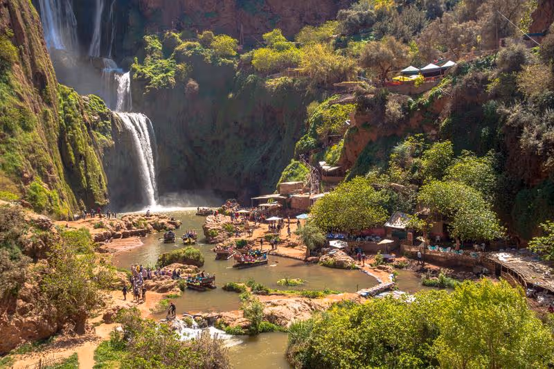 Paysage verdoyant et cascade dans la vallée de l’Ourika