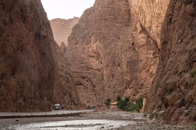 Les hautes parois rocheuses des gorges du Todgha.