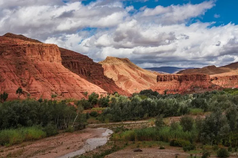 Paysage rouge et verdoyant de la vallée des Roses au Maroc.