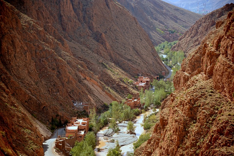 Gorges du Dadès avec route sinueuse et villages en terre rouge nichés entre les falaises.