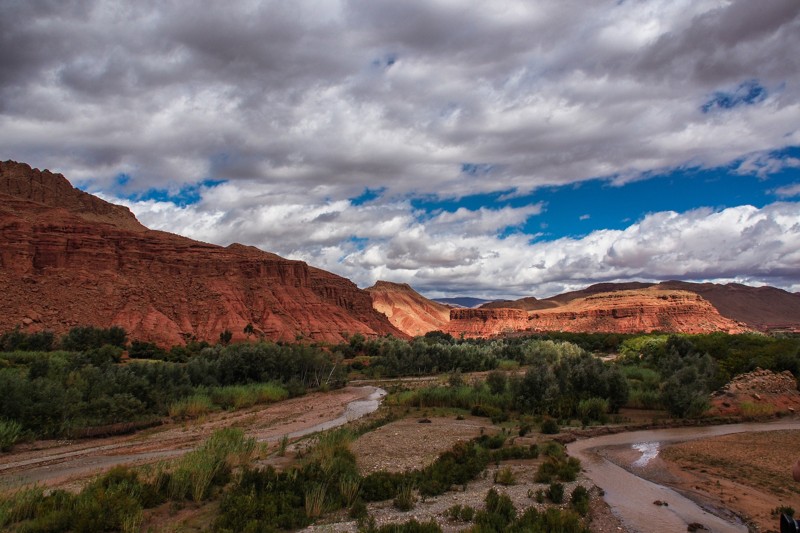 Panorama sur la Vallée des Roses, ses vergers, ses kasbahs et les reliefs arides de l’Atlas.