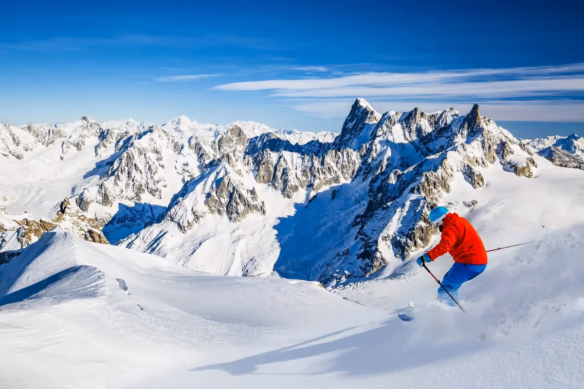 Skieur en freeride à Chamonix face aux sommets enneigés du massif du Mont-Blanc