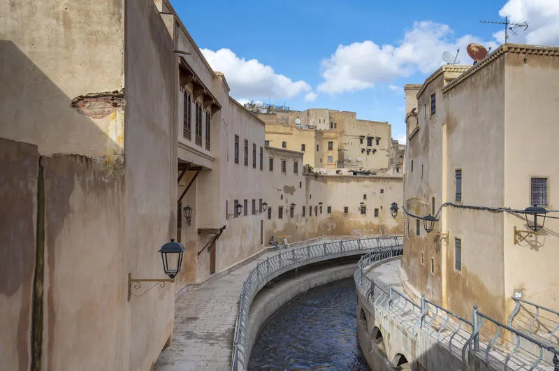 Ruelles et canal de la médina de Fès el-Bali, patrimoine mondial UNESCO au Maroc