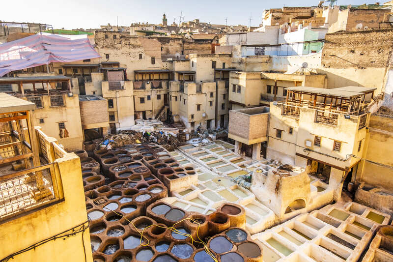Vue panoramique sur les cuves colorées de la tannerie Chouara à Fès
