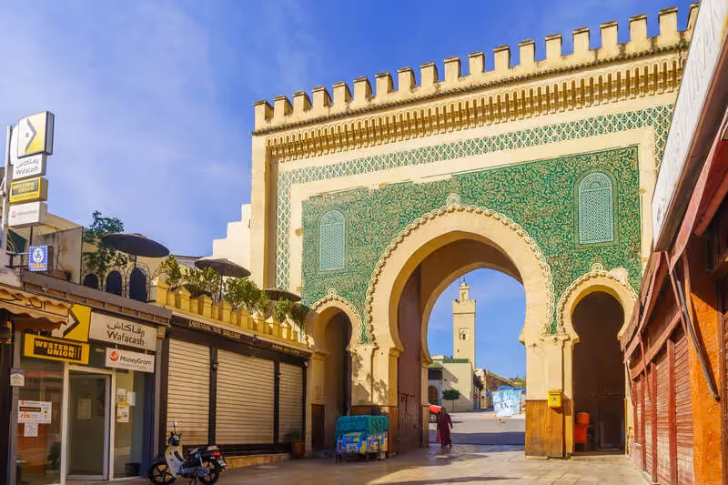 La célèbre porte Bab Boujloud aux mosaïques vertes, entrée de la médina de Fès