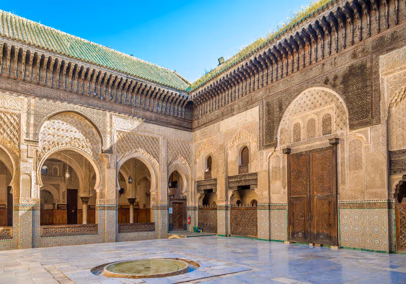 Cour intérieure de la médersa Bou Inania avec ses sculptures et zelliges à Fès