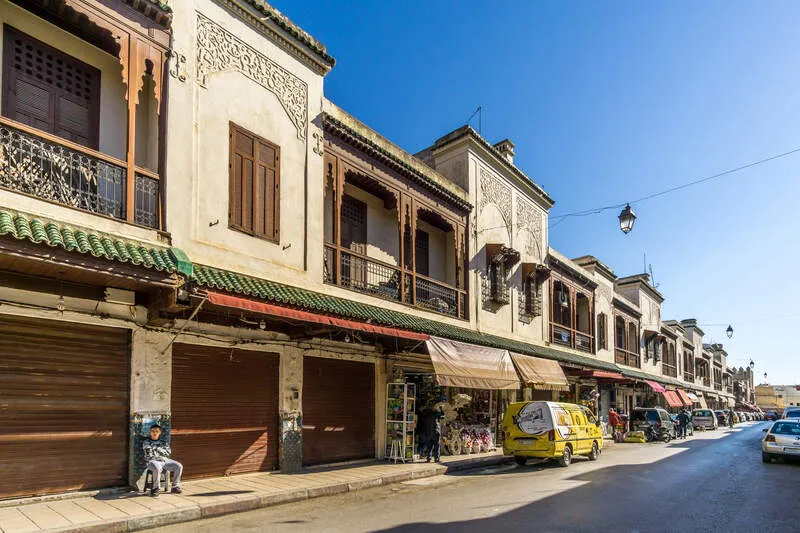 Rue du Mellah, ancien quartier juif de Fès avec architecture traditionnelle