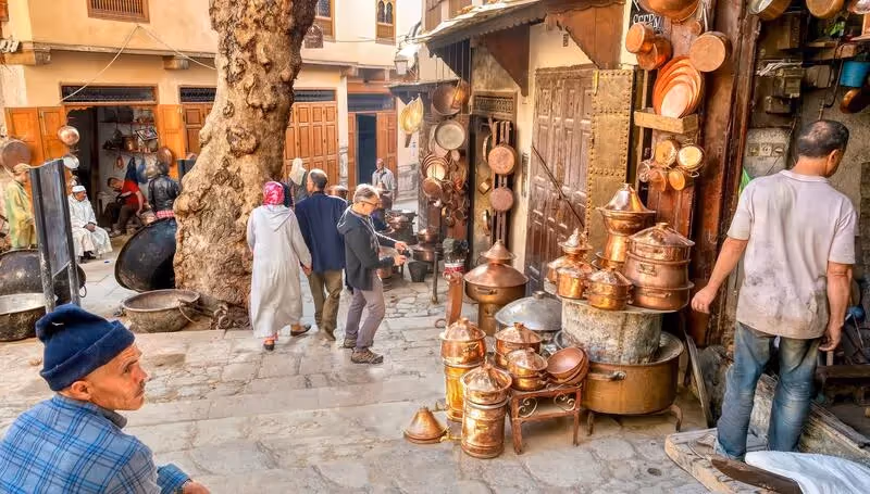 Artisans dinandiers et ustensiles en cuivre dans les souks de Fès