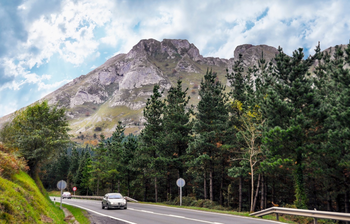 Découvrez pourquoi la voiture est idéale pour explorer les Pyrénées espagnoles : liberté, paysages variés, villages authentiques et itinéraires parfaits pour 2 jours.