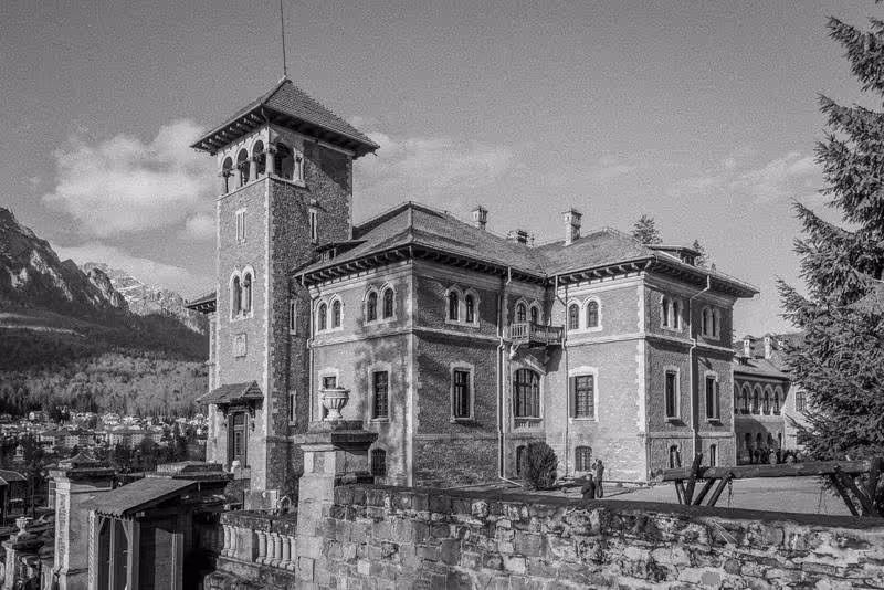 Château Cantacuzino à Bușteni, élégant bâtiment néo-roumain face aux Carpates.