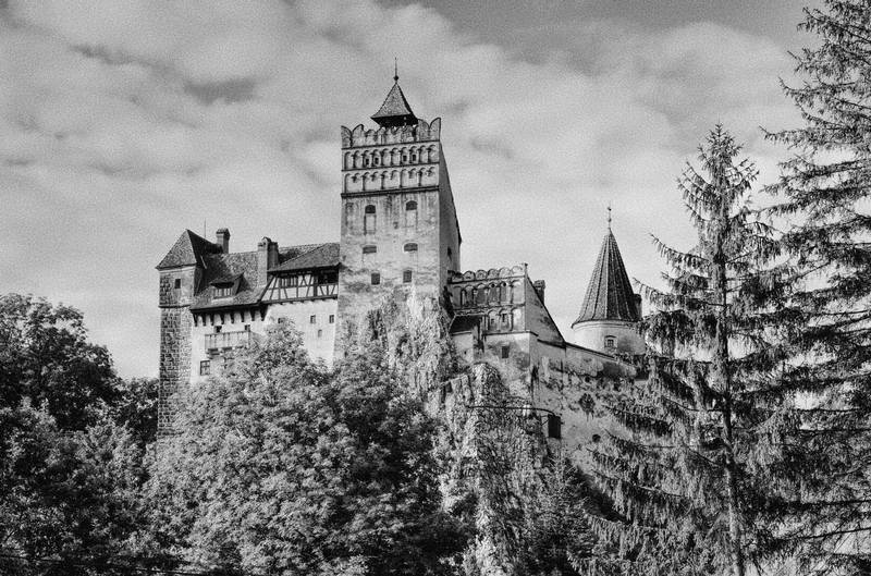 Château de Bran perché sur son rocher, souvent associé à la légende de Dracula.