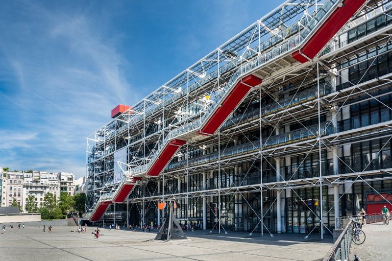 Façade du Centre Pompidou à Paris avec ses escalators extérieurs et sa structure industrielle emblématique.