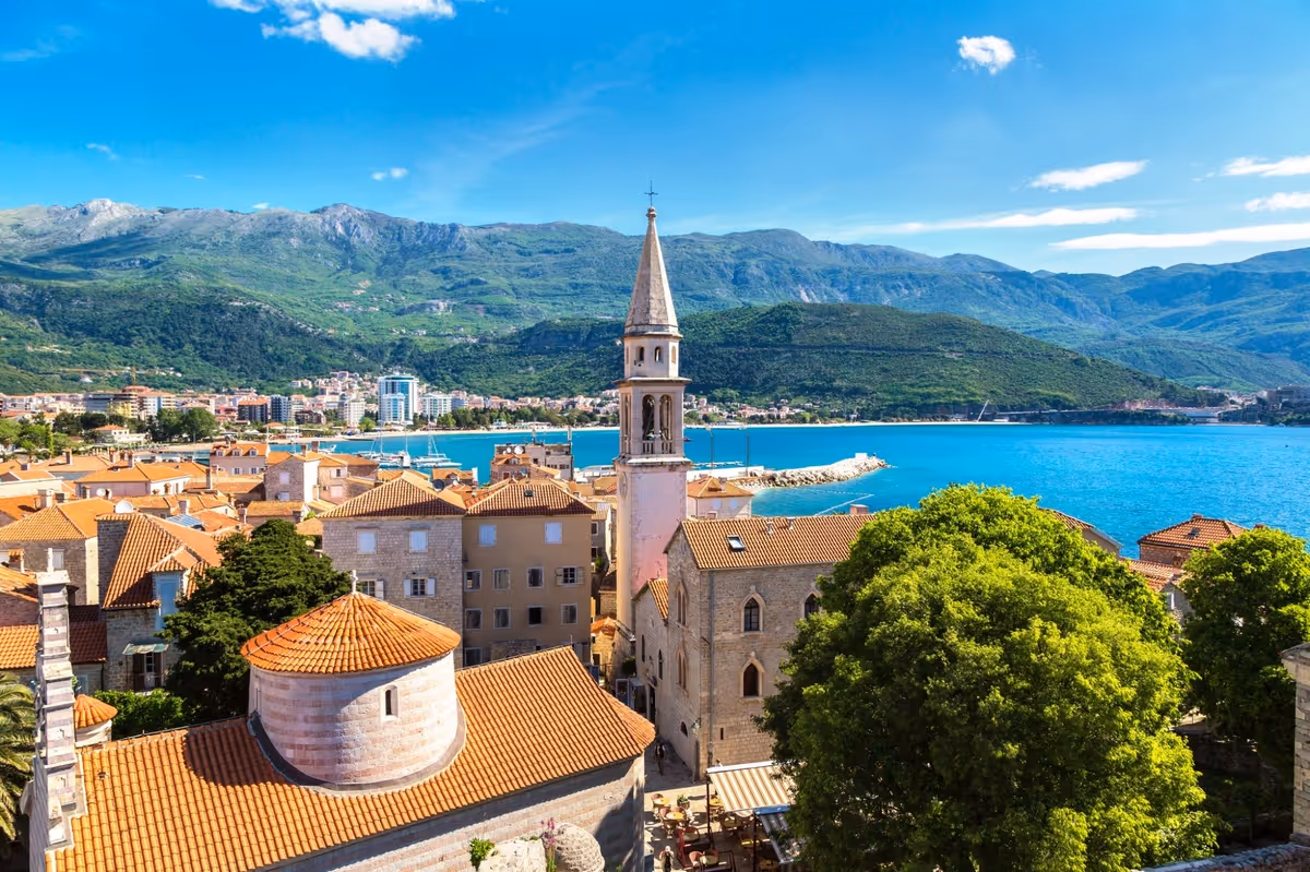 Vue sur la vieille ville de Budva avec ses toits en tuiles rouges et la côte adriatique au Monténégro.