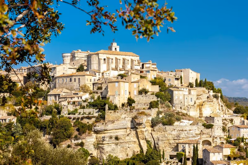 Village perché de Gordes en Provence avec maisons en pierre sur les falaises