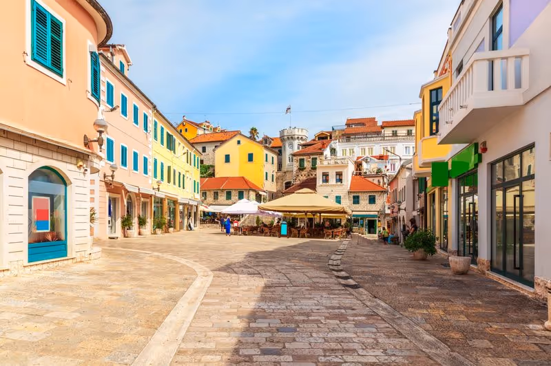 Vieille ville ottomane de Stara Varoš à Podgorica avec rues étroites et maisons colorées