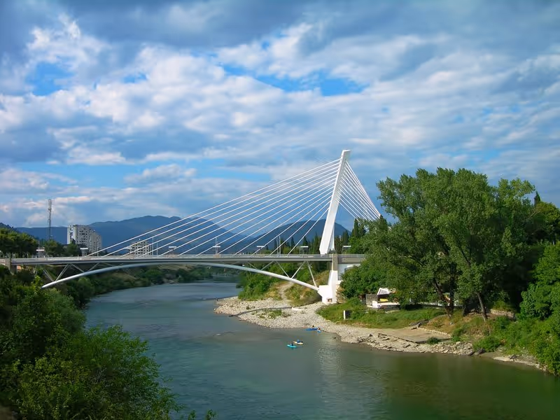 Pont Millenium à Podgorica traversant la rivière Morača, architecture moderne de la capitale