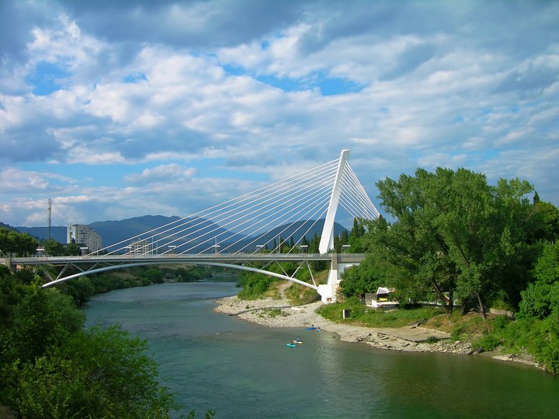 Pont Millenium à Podgorica traversant la rivière Morača, architecture moderne de la capitale