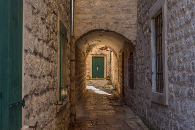 Ruelle étroite en pierre dans le dédale de Stari Grad à Kotor au Monténégro