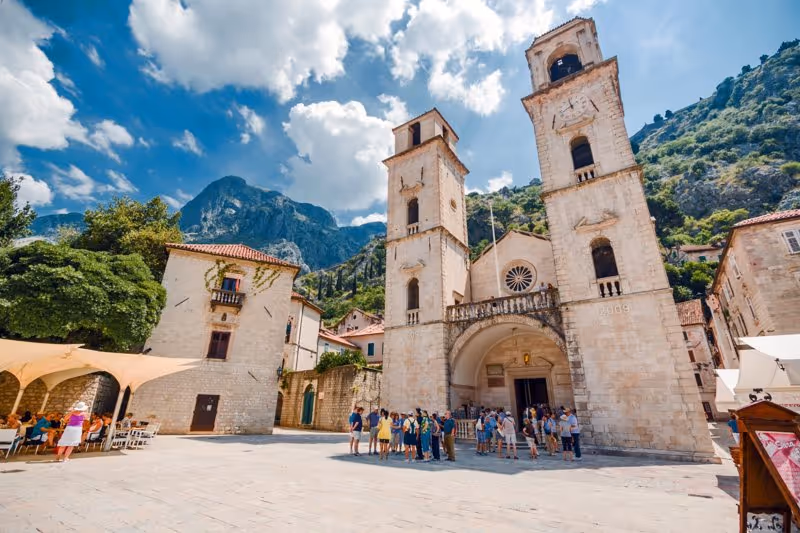 Cathédrale Saint-Tryphon sur la place principale de la vieille ville de Kotor