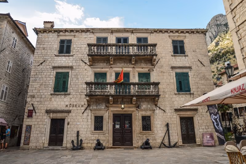 Façade du Maritime Museum of Montenegro dans la vieille ville de Kotor