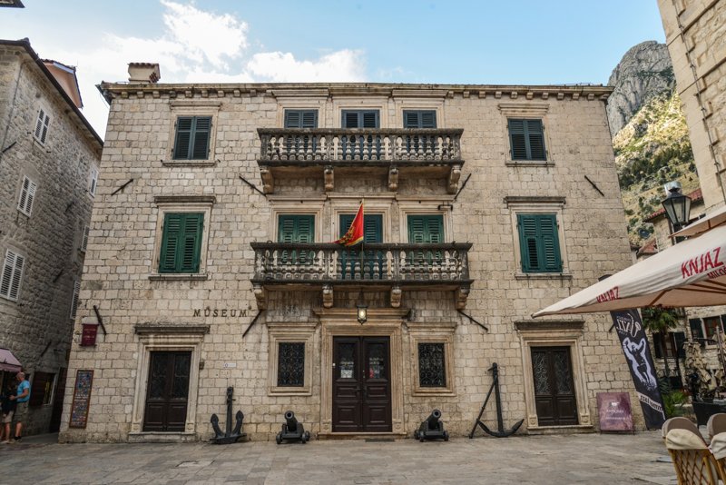 Façade du Maritime Museum of Montenegro dans la vieille ville de Kotor