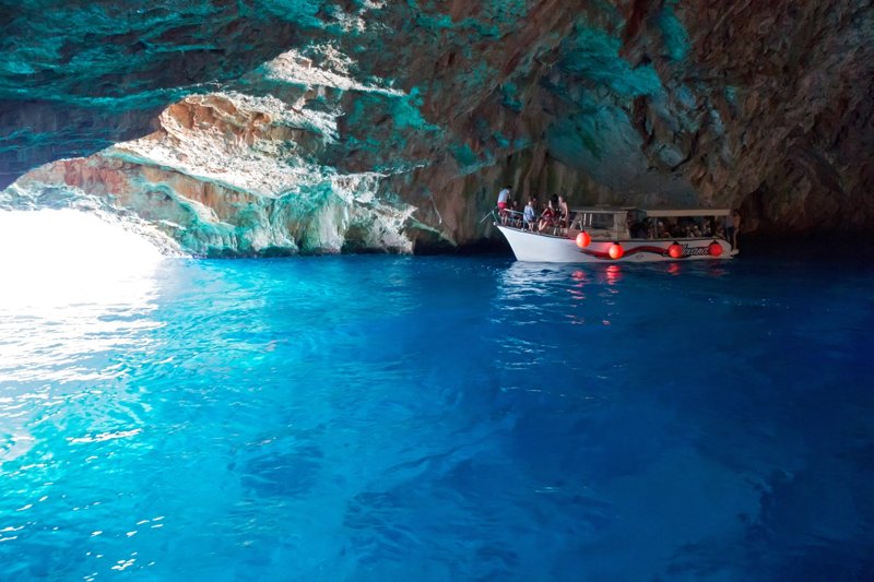Excursion en bateau dans une grotte marine aux eaux turquoise près de Kotor au Monténégro
