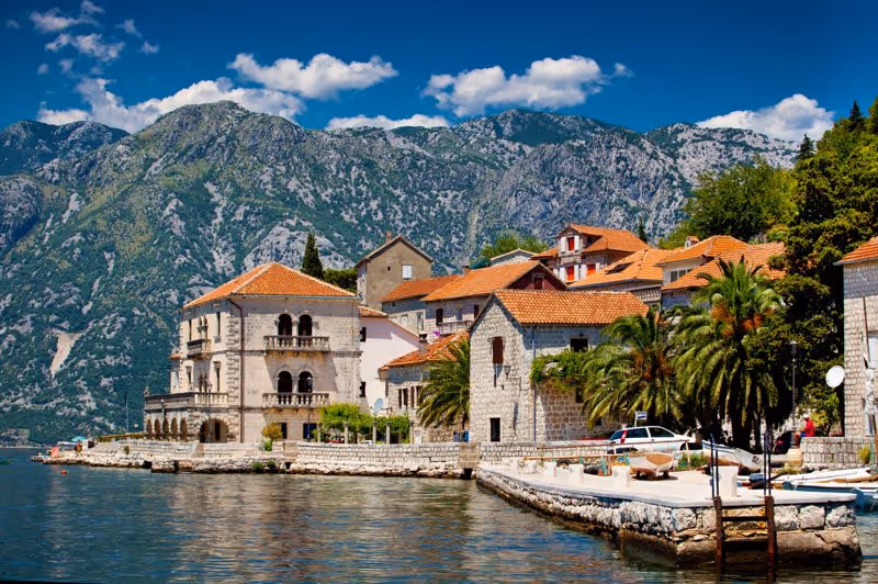 Maisons en pierre du village de Perast au bord de la baie de Kotor avec vue sur les montagnes