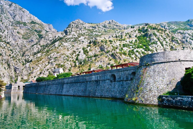 Murs de fortification de Kotor longeant la baie avec les montagnes en arrière-plan