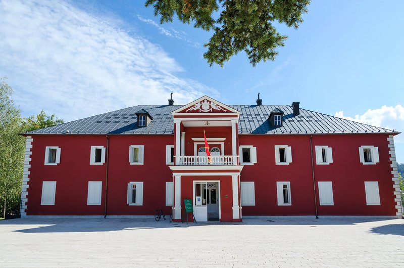 Palais du Roi Nikola à Cetinje, bâtiment rouge abritant le Musée national du Monténégro