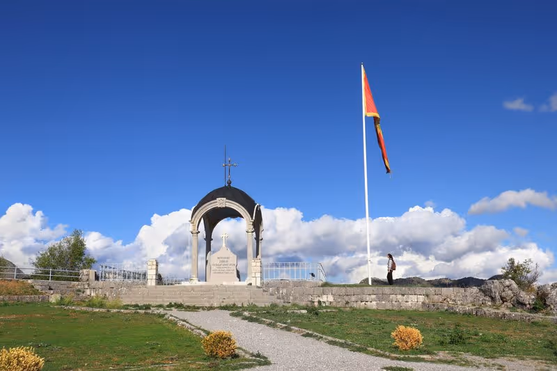 Mausolée du Métropolite Danilo sur Eagle Hill à Cetinje, avec le drapeau monténégrin