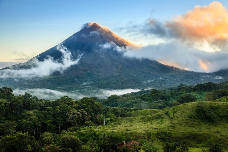 Volcan Arenal enveloppé de nuages au lever du soleil au Costa Rica