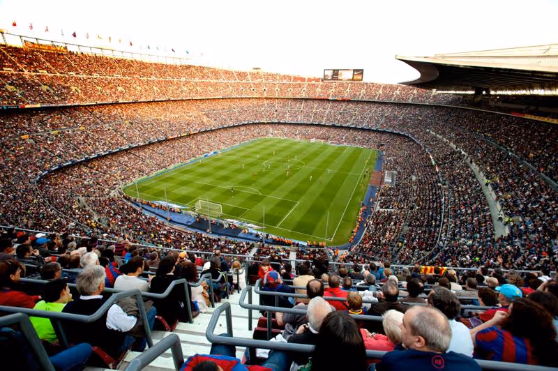 Vue du Camp Nou à Barcelone rempli de supporters lors d’un match de football